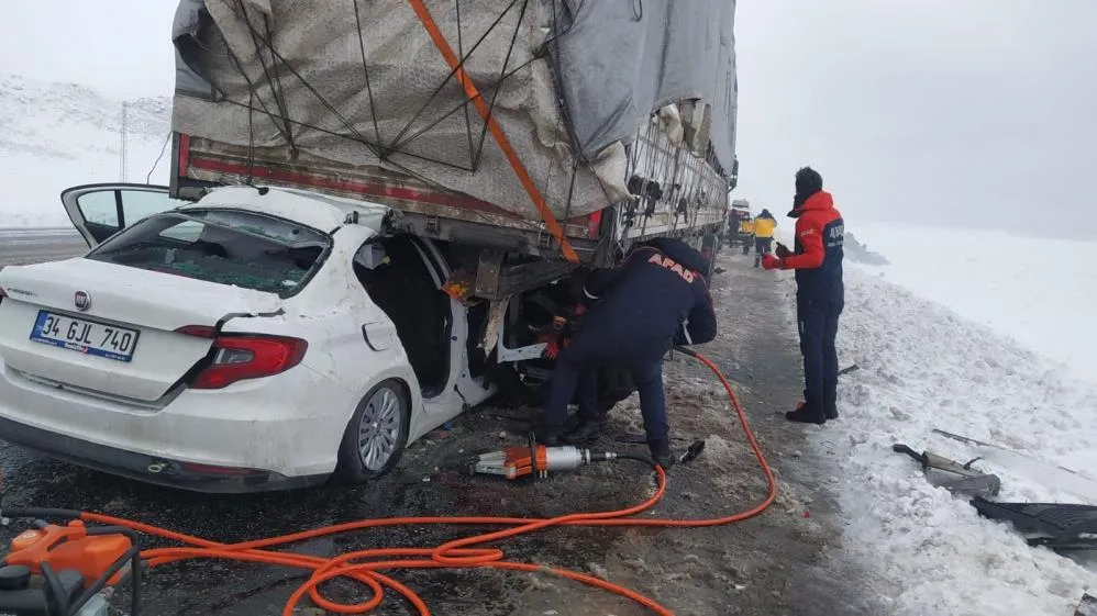 Adilcevaz’da Otomobil Tıra Arkadan Çarptı: 2 Ölü, 1 Yaralı