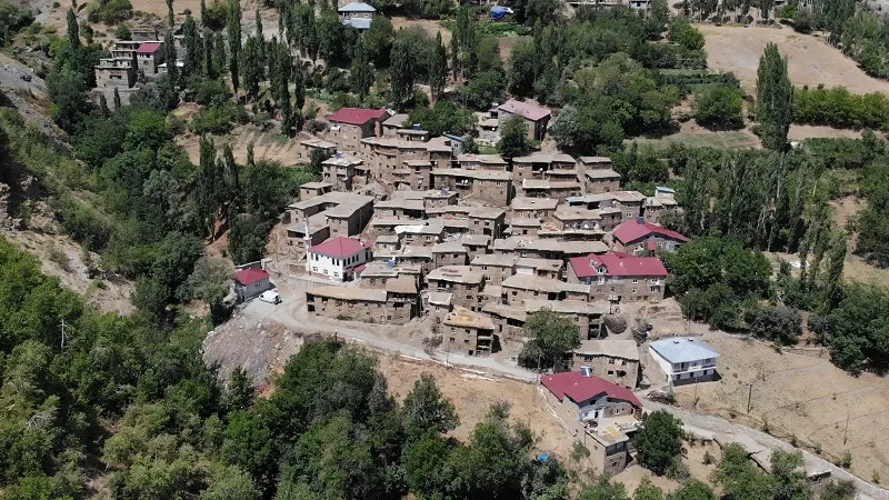 Hizan’ın 300 Yıllık Taş Evleri Tehlike Altında