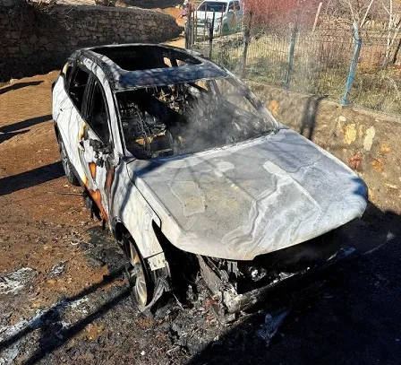 Hizan’da Park Halindeki Otomobil  Alev Alarak Kullanılamaz Hale Geldi