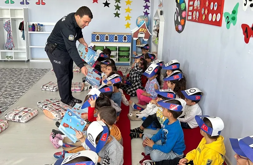 Emniyet ekiplerinden öğrencilere  güvenlik ve trafik eğitimi