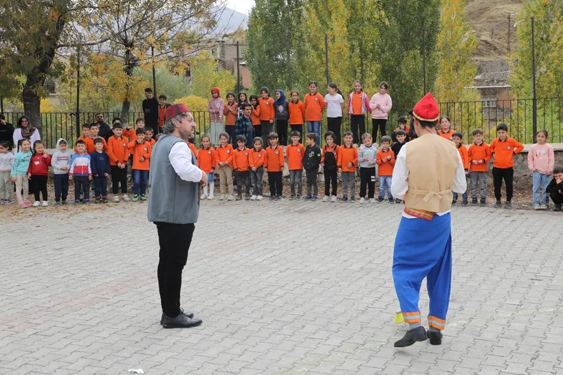 Bitlis’te “İbiş ile Beyefendi” ile Perdeler Açıldı