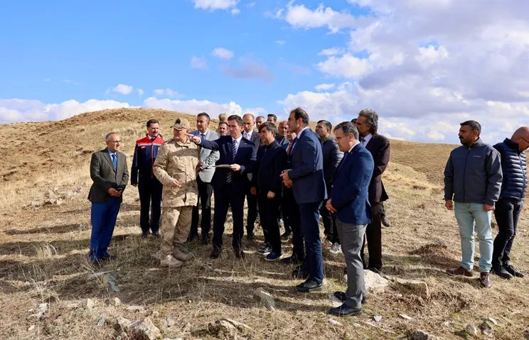 Vali Karakaya, Bitlis Karçinbaşı Mevkii’ndeki  Şehitlik Alanında İncelemelerde Bulundu