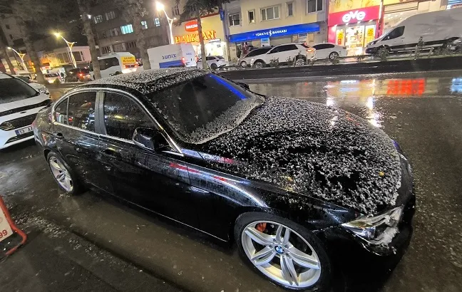 Tatvan’da Kısa Süreli  Dolu Yağışı Etkili Oldu