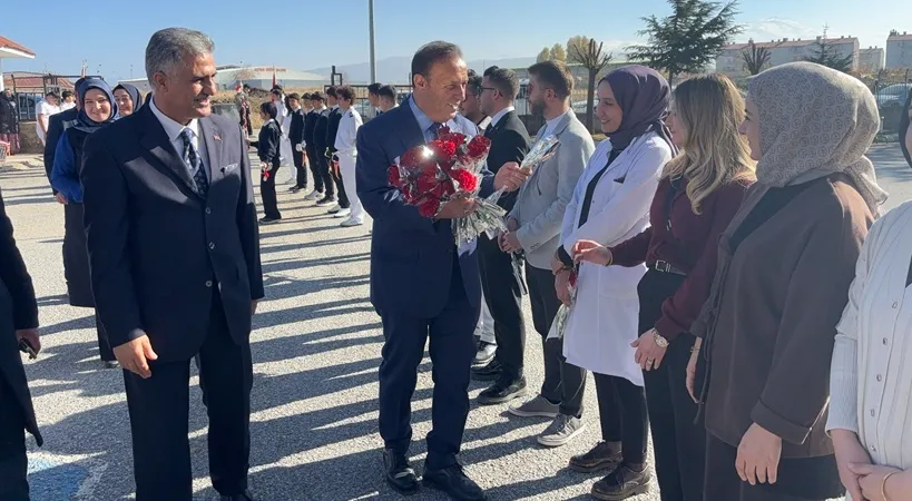 Tatvan’da “Stajlarını Tamamlayan  Öğretmenler, Çiçeklerle Karşılandı