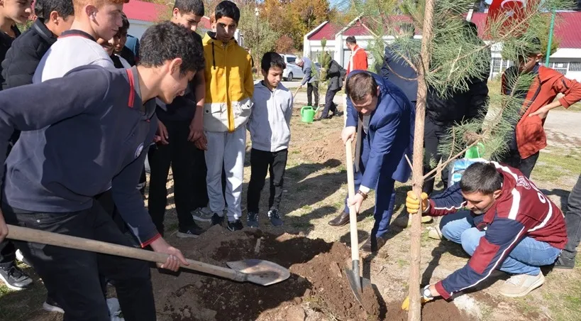 TATVAN’DA “YEŞİL VATAN” İÇİN  FİDANLAR TOPRAKLA BULUŞTU 