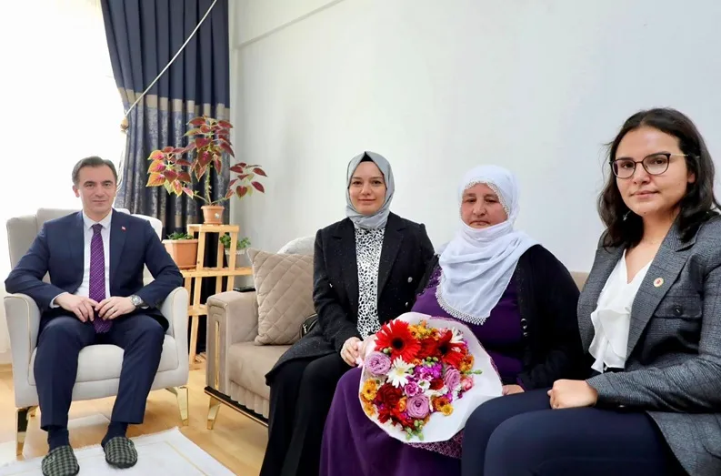 Vali Karakaya’dan Anlamlı  Anneler Günü Ziyareti