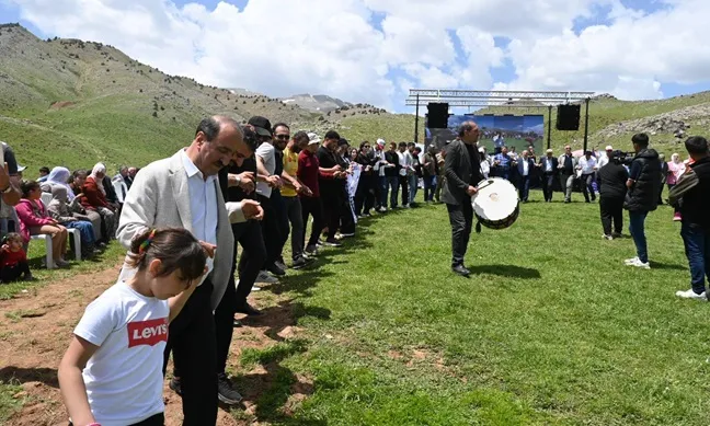 Hizan’da Sanat ve Doğa Buluştu:  1. Geleneksel Kenger Festivaline Yoğun İlgi 