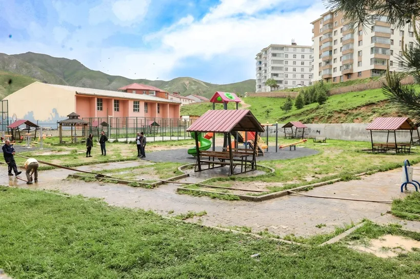 Bitlis Belediyesi Parkları Yaza Hazırlıyor