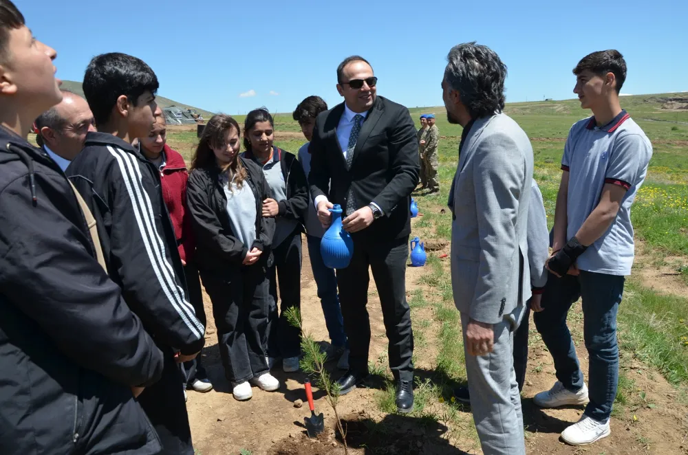 Tatvan’da Türkiye Yüzyılı İçin  Fidanlar Toprakla Buluştu