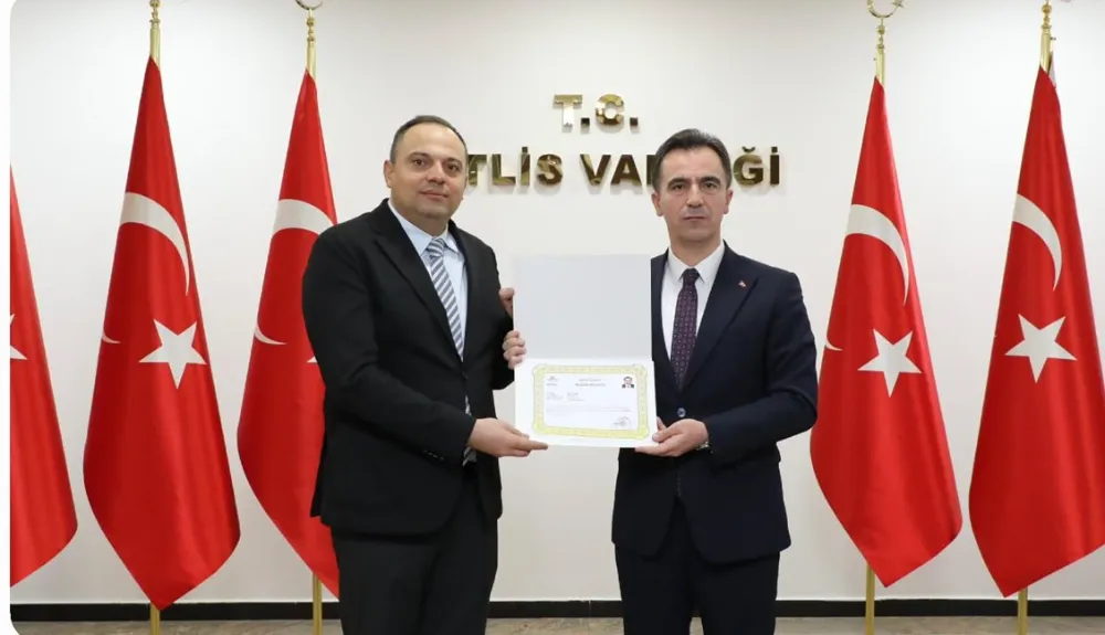 VALİ KARAKAYA’DAN TATVAN KAYMAKAMI DR. REMZİ DEMİR’E BAŞARI BELGESİ