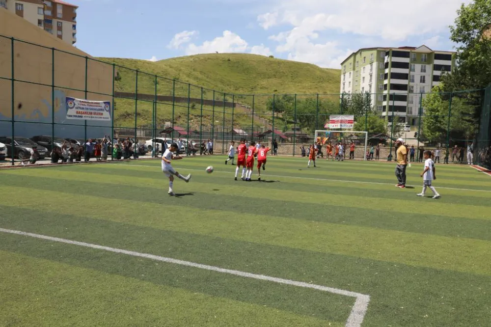 Bitlis’te İlkokullar Arası Futbol Turnuvası 