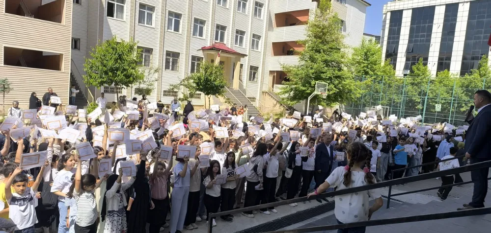Tatvan’da Öğrenciler Karnelerini  Alarak Yaz Tatiline Girdi