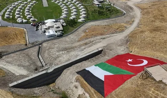 Ahlat’ta Türk ve Filistin Bayrakları Yan Yana Dalgalanıyor