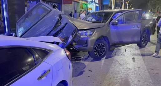Tatvan’da Pikap Park Halindeki Araçlara Çarptı