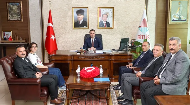 Vali Karakaya’dan LGS Türkiye  Birincisi Zeynep’e Tebrik