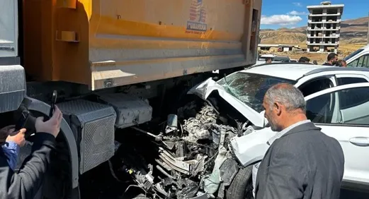 TATVAN’DA KAMYON İLE OTOMOBİL ÇARPIŞTI : 3 YARALI